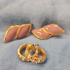 Vintage 70s/80s Gold Tone Pink Enamel & Mother of Pearl Hoop Earrings Set (2 pai